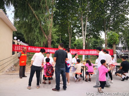 民进周口市支部、周口市心理学会、周口华侨医院联合庆六一免费为儿童心理健康检查