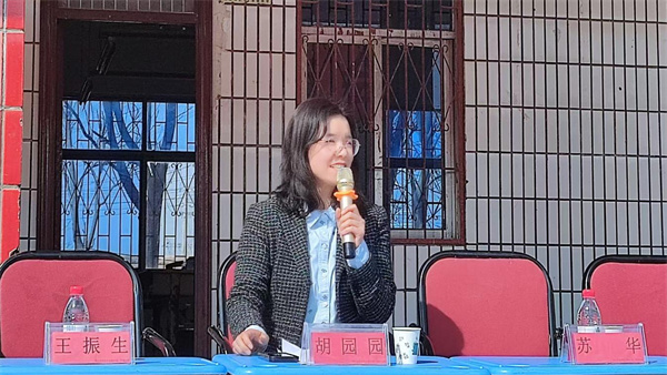 胡园园走进朱集一中开展心理健康教育