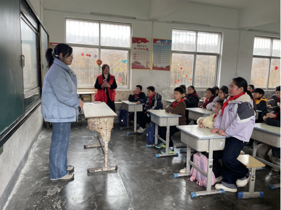 周口市“侨心护童心”心理健康课堂走进校园 心理咨询专家胡园园引导儿童做“情绪小管家”